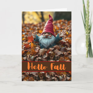 Hallo Herfst Kabouter in Stapel Herfstbladeren Kaart