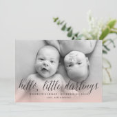 Hallo lieve schatjes tweeling meisjes chic foto ge aankondiging (Staand voorkant)