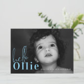 Hallo Script Naam Blue Boy Minimalist Foto Baby Aankondiging (Staand voorkant)