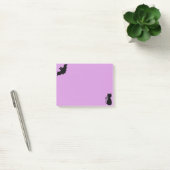 Halloween bat en zwarte kat op violet post-it® notes (Kantoor)