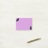 Halloween bat en zwarte kat op violet post-it® notes (Op bureau)