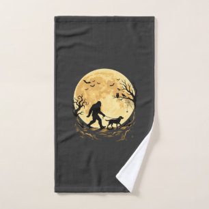Halloween Bigfoot Labrador marchant sous la pleine