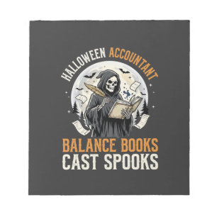 Halloween-boekhouder na donker notitieblok