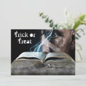 Halloween Éffrayant Yeux & Spell Livre Invitation (Debout devant)