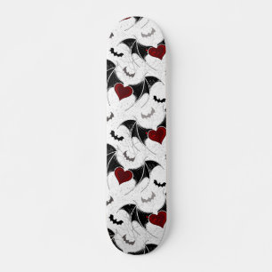 Halloween hart met zwarte vleermuisvleugels skateboard