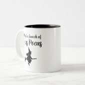 Halloween heks op bezemvliegende Hocus Pocus Tweekleurige Koffiemok (Voorkant links)