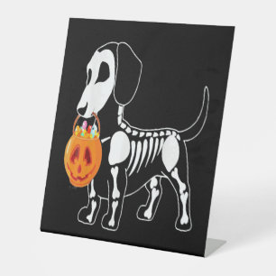 Halloween hondenkostuum reclamebord met voetstuk