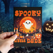 Halloween-kerkhof met schattige geest en gigantisc briefkaart