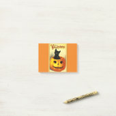 Halloween Kitty zit in Jack O Lantern Post-it® Notes (Op bureau)