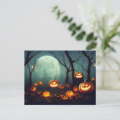Halloween Kürbisse in einem Wald bei Vollmond. Briefkaart (Staand voorkant)