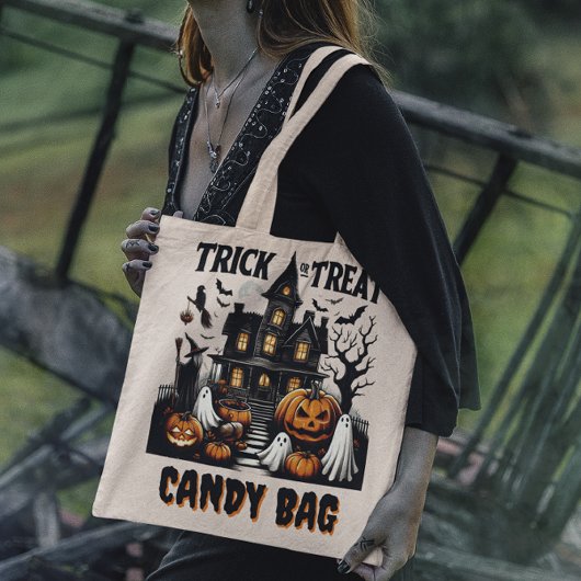 Halloween nacht in een spookhuis met pompoenen tote bag