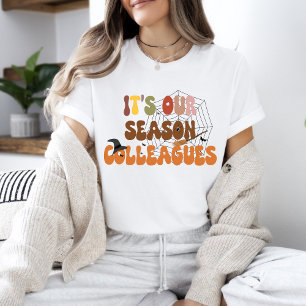 Halloween Retro Vibes Het is onze seizoen colleg T-shirt