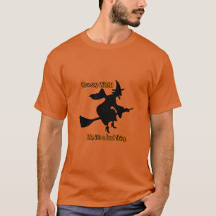 Halloween Sinaasappel Laughing Witch Broom Topogra T-shirt