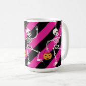 Halloween Squelette rose / Mug de café rayé noir (Devant droit)