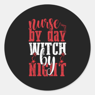 Halloween verpleegster per dag heks by nacht ronde sticker
