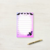 Halloween vliegende vleermuizen op paarse & witte  post-it® notes (Op bureau)