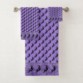 Halloween Witch Black Silhouette Pattern op Paars Bad Handdoek (Insitu)