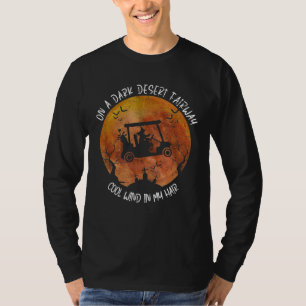 Halloween Witch die Golf Cart op een donkere woest T-shirt