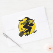 Halloween Witch op broomstick Ronde Sticker (Envelop)