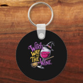 Halloween Witch Way To The Wine Funny Witch Wine L Sleutelhanger (Voorkant)
