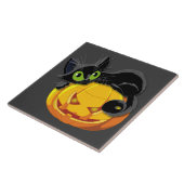 Halloween zwarte kat bovenop pompoen tegeltje (Zijkant)