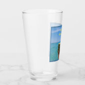 Halve ananas gevuld met punch, op het strand glas (Rechts)