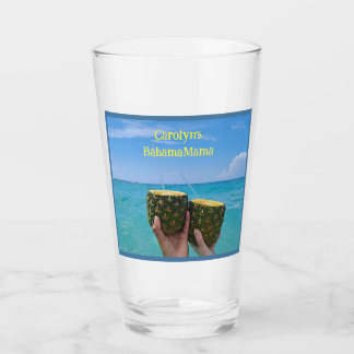 Halve ananas gevuld met punch, op het strand glas