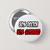 Halve dokter...half superheld ronde button 5,7 cm (Voorkant /achterkant)