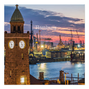 Hamburg, Duitsland panoramisch zicht bij schemerin Foto Afdruk