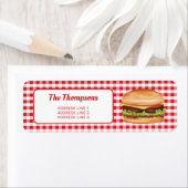 Hamburger op rode gingham met aangepaste tekst etiket (Insitu)