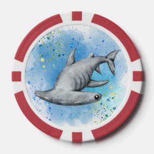 Hamerhaai in de oceaan op speelkaarten poker chips
