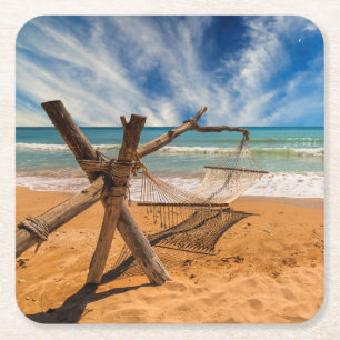 Hammock op een tropisch strand vierkante kartonnen onderzetter