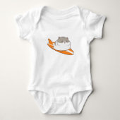 Hamster als Surfer met Surfboard Romper (Voorkant)