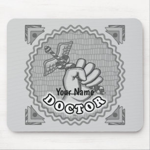 Hand die caduceus dokter vasthoudt muismat
