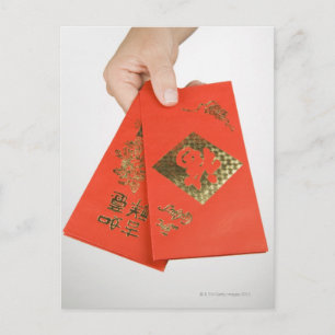 Hand die Chinese geldenvelop houden Briefkaart