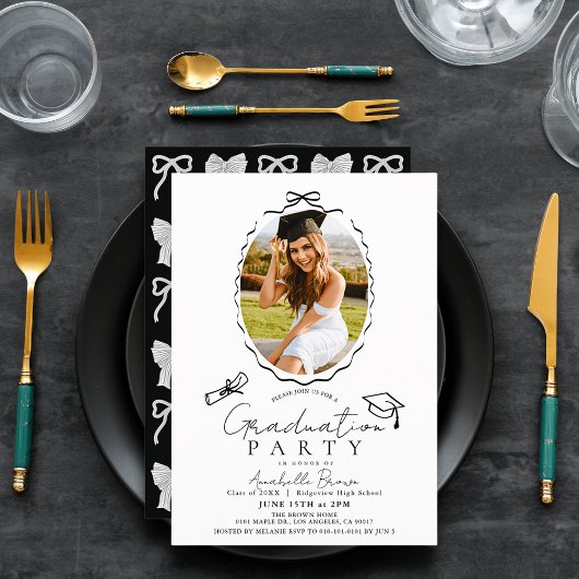Hand-drawn Black Bow Frame Photo Graduation Party Kaart