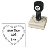 Hand genaaid met liefdesstempel rubberstempel (Gestempeld)
