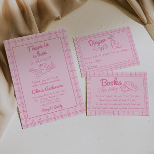 Hand getekende roze broodje in de ovenengel Baby s Kaart