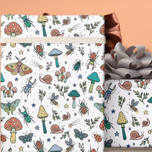 Hand getrokken champignons en bugs | nachtbos cadeaupapier
