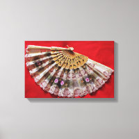  Hand Held Fan op een rode achtergrond