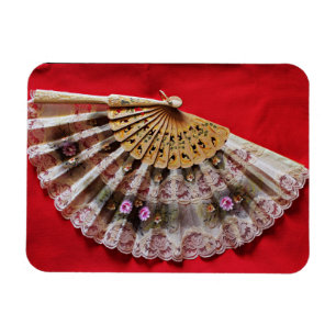  Hand Held Fan op een rode achtergrond Magneet