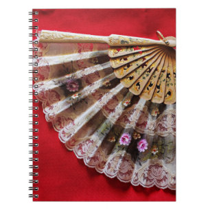 Hand Held Fan op een rode achtergrond Notitieboek