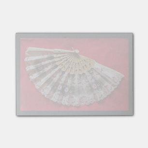 Hand Held Fan op een rode achtergrond Post-it® Notes