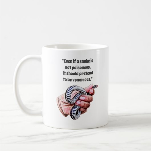 Hand Holding baby Slang Reptiel citeert kunst Koffiemok (Links)