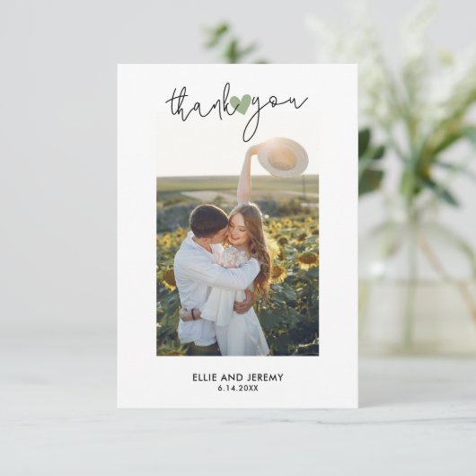 Hand Lettered Script Sage Groene Hart Bruiloft Bedankkaart (Staand voorkant)
