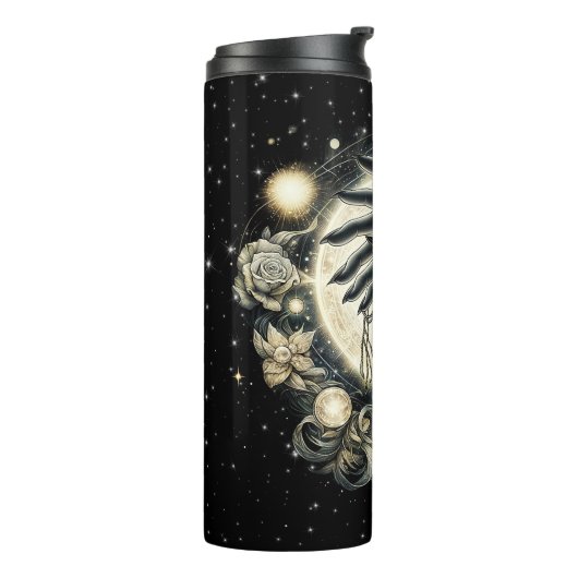 Hand met een kristal onder het maanlicht thermosbeker (Gedraaid links)