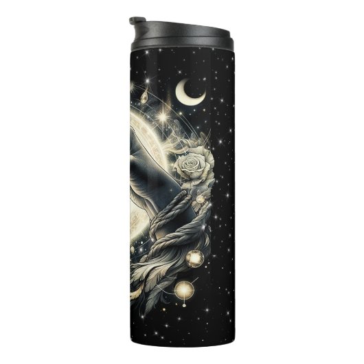 Hand met een kristal onder het maanlicht thermosbeker (Geroteerd rechts)