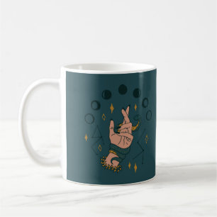 Hand met een slang koffiemok