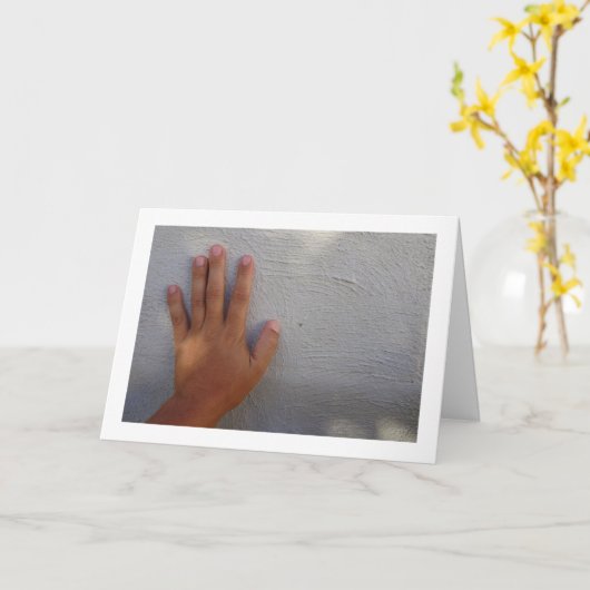 Hand op Wall van man Kaart (Gele Bloem)