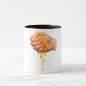“Hand Squeezing Juicy Orange – Fresh Citrus Mug” Mok (Midden)